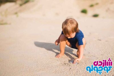 آفتاب سوختگی کودک به هنگام شن بازی در ساحل