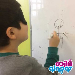 نقاشی کشیدن کودک با چشم بسته